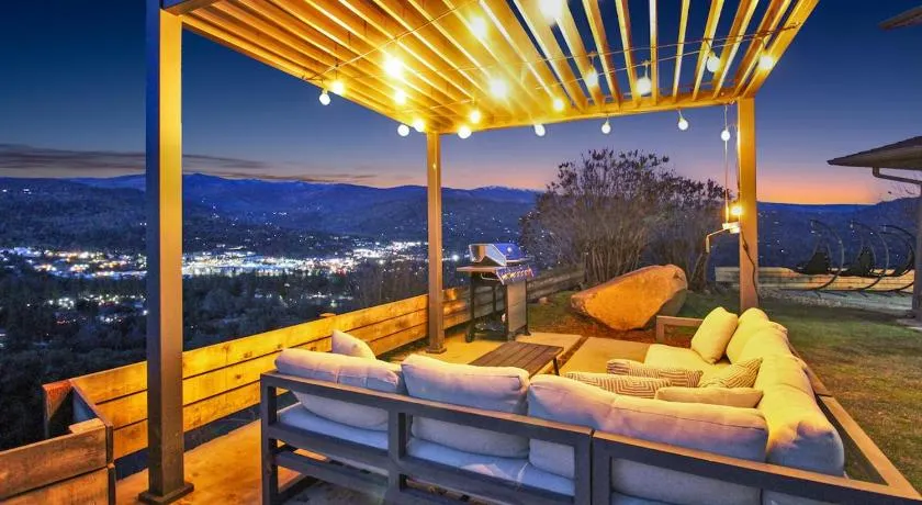 Yosemite Retreat, Views and Hot Tub - Image 1