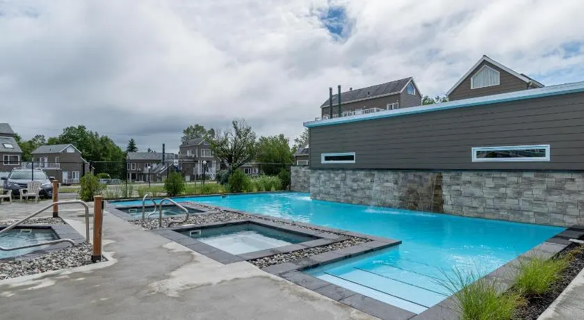 Condo climatisé près du Mont Sainte-Anne avec parc aquatique, piscine, spa, gym, arcades et billard ! - Image 1