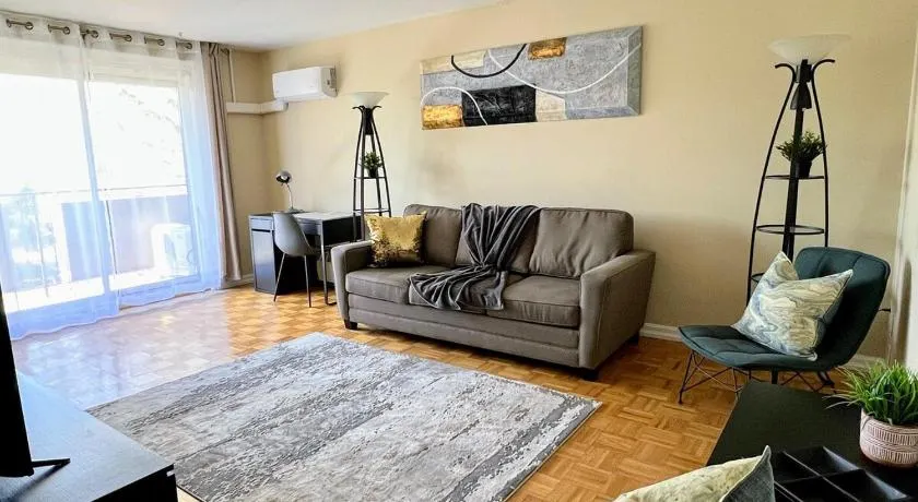 Bright 2 BR pet friendly, KING bed, WiFi,2 parking - Image 1