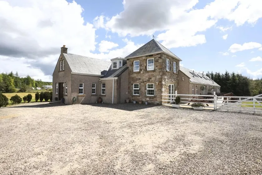 JOIVY Greenknowes Estate with Hot Tub and Bar - Farmhouse and Lodge - Image 1