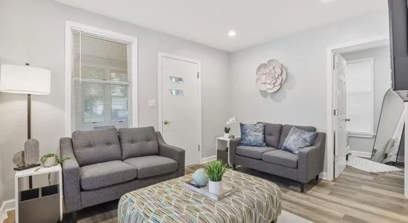 Cozy Chic 4BD 2BA Home in St Charles - Image 1