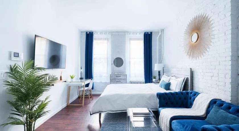 83-2FE UES Central Park Newly Furnished Studio - Image 1