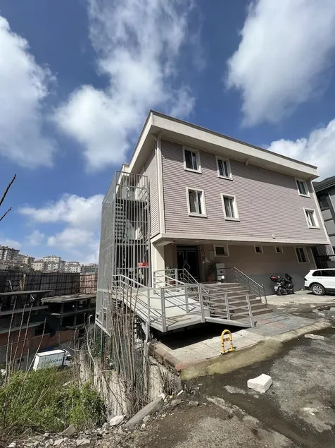 NEAR SUITES - Image 1