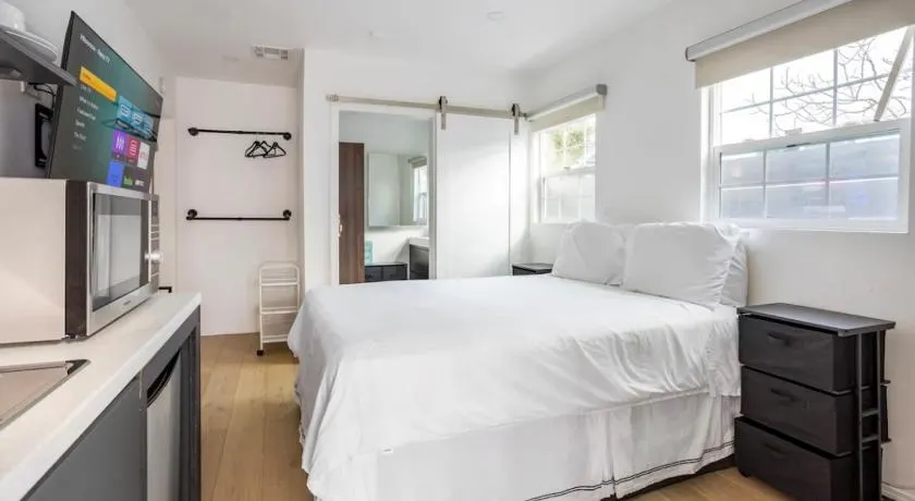 Charming one bed one bath privet studio - Image 1