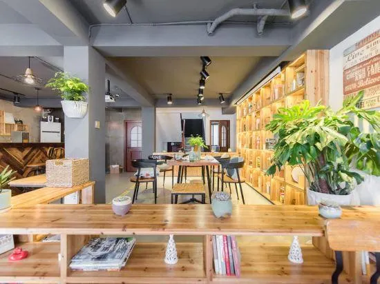 Benjamin & Sammy's Hostel - Image 1