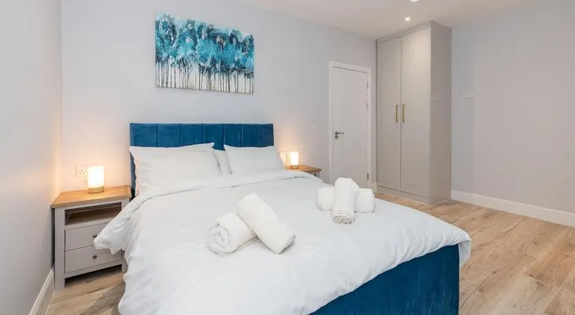 Pass the Keys Brand-New Trendy 2BR in the Vibrant Town Centre - Image 1