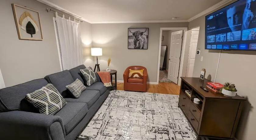 Modern 2BR Near University Hospital Downtown - Image 1