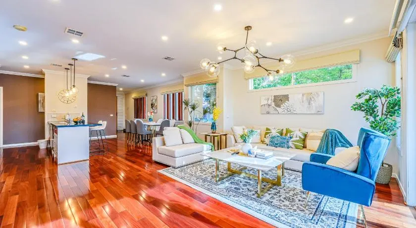 StayAU Pakenham Townhouse with Lakeview - Image 1