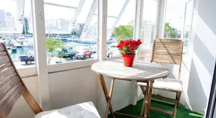 Seafront apartment between Valletta and Sliema - Image 1