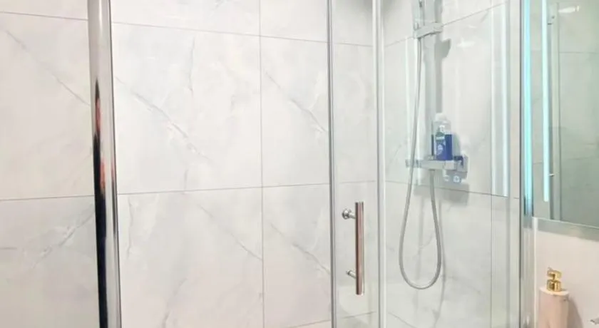 Modern 1 bed super fast WiFi - Image 1