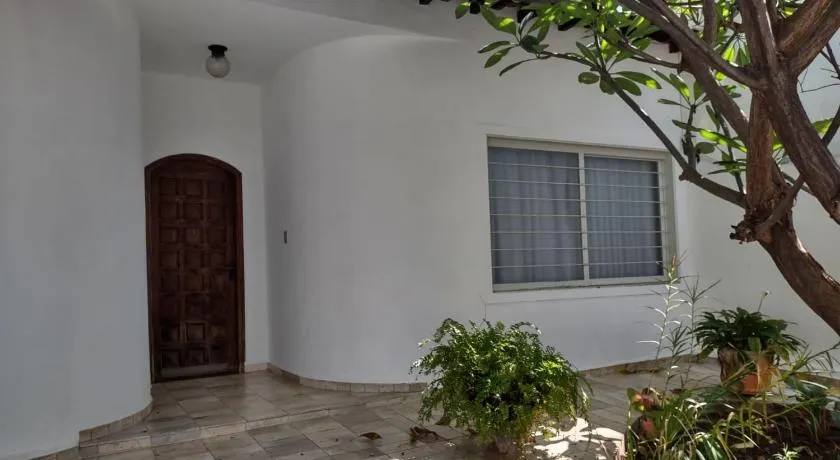Casa em bairro residencial próxima ao centro e HB - Image 1