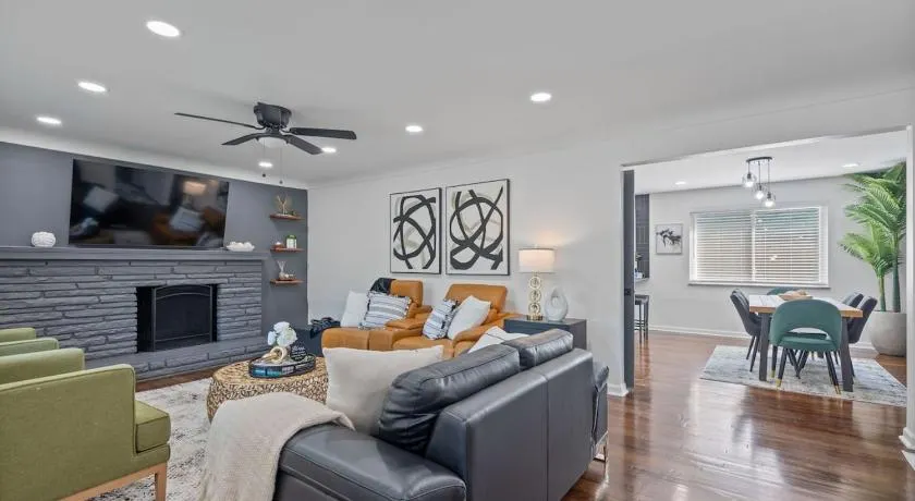 Luxury 5BR Cincinnati, Sleeps 12, Crib, Home Gym, Fenced Backyard - Image 1