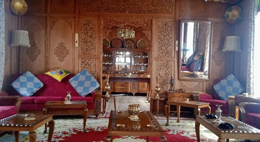 Maharaja palace houseboat - Image 1