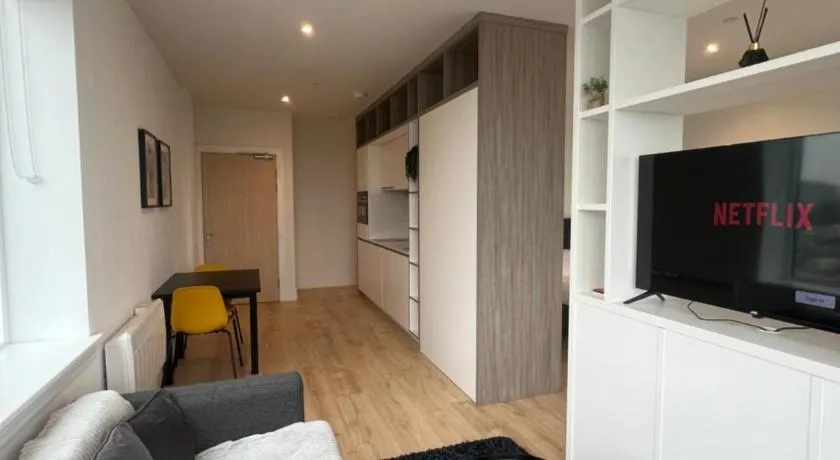 London Heathrow Airport Apartment Voyager House Terminal 12345 - EV electric and Parking available - Image 1