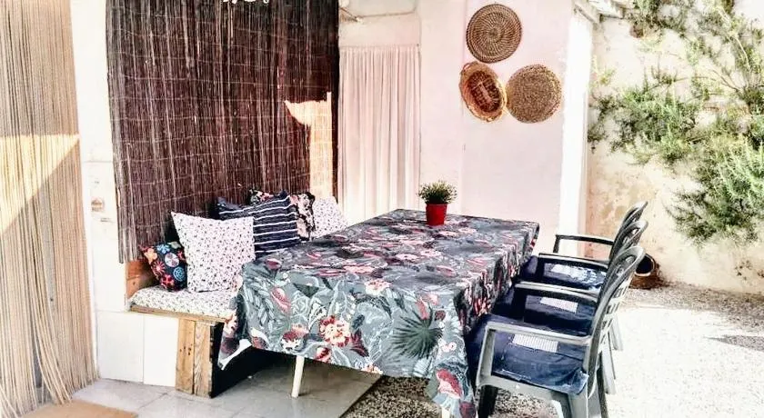 Charming House in El Poyo del Cid with Garden and Terrace - Image 1