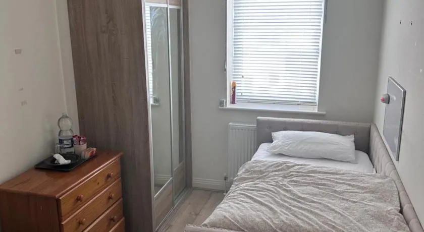 Private single bedroom in beautiful house - Image 1