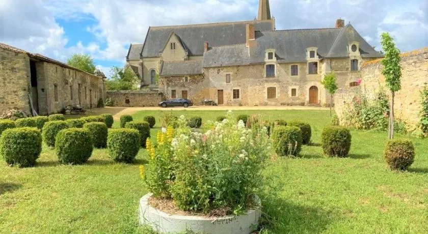 Évasion Romantique au Prieuré avec Jardin en Anjou, Petit-Déjeuner Inclus - FR-1-622-63 - Image 1