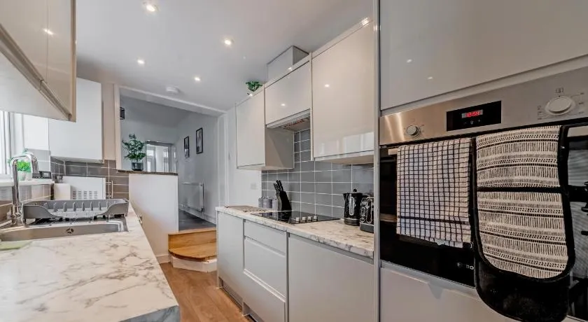 Modern 2 bed 2 Bath House in Sittingbourne by Splendid Stays - Image 1