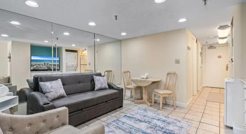 Beautiful 2 Bedroom Apartment in Cherry Grove with Stunning Views Buena Vista 402 - Image 1