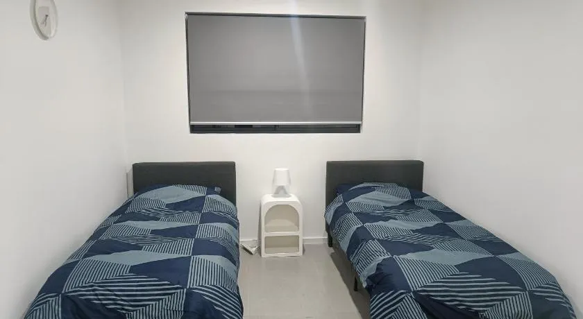 Twin Room in Modern and Spacious House - NR1 - Image 1