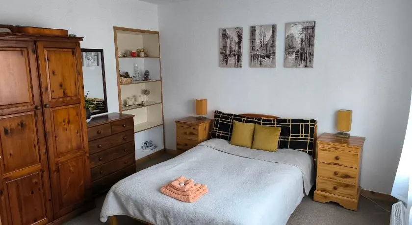 Double Room Private Bathroom Value12 Edinburgh Airport 8Mi - Image 1
