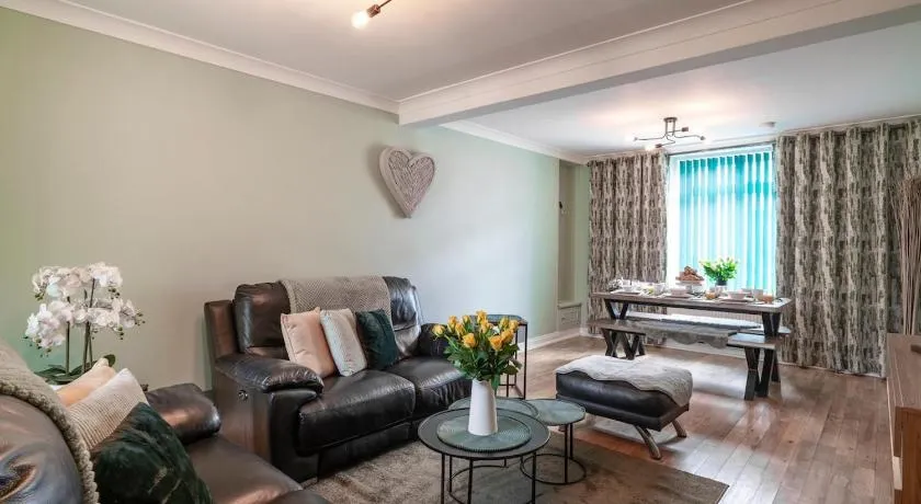 Ty Gwyrdd, 3 bedroom house, sleeps 7, Near Bike Park Wales - Image 1