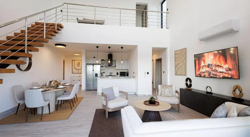 Luxury 3BR Park-View Penthouse - Image 1