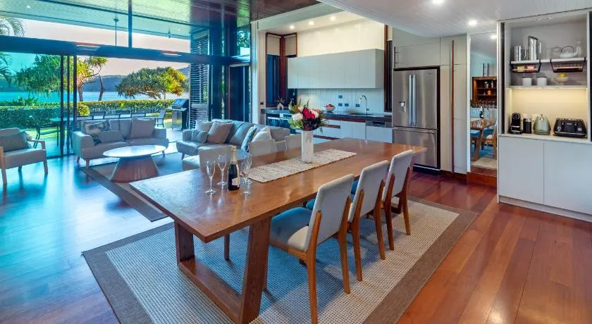 Yacht Club Villa 6 On Hamilton Island - oceanviews, 2 x buggies & valet service - Image 1