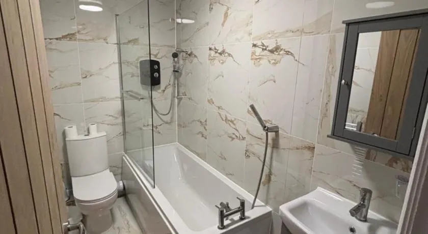 1BR Sleeps Four King Bed Airport amp; City Nearby - Image 1