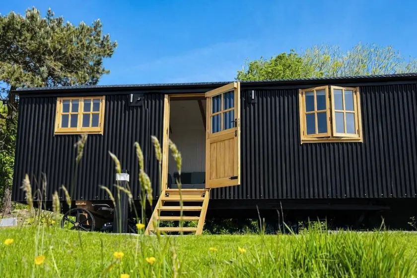 Luxury Shepherds Hut on Powis House Estate - Image 1