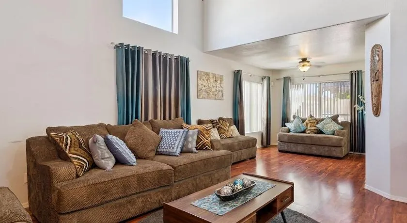 Charming 3 Bedroom Retreat with Patio Near Shopping & Dining - Image 1