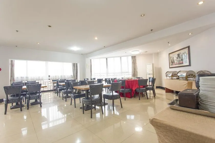 Fengjing Holiday Hotel - Image 1