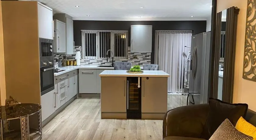 Stunning 3-bedroom Great Sankey Home - Image 1