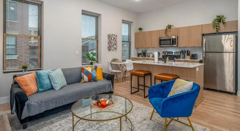 Prime OTR, 3 Lux Queen Beds, Two 55in TVs, Steps to TQL, Findlay Market, Light Rail, Fast Wifi - Image 1
