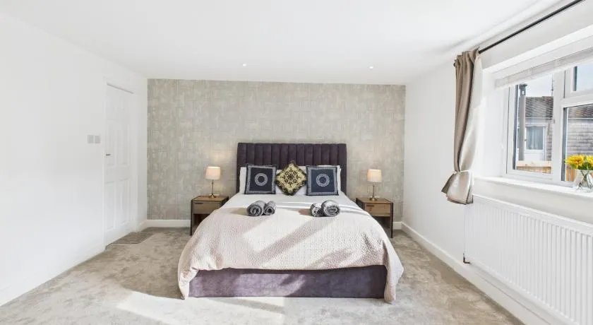 Central Guest Room - En-Suite Parking - Image 1
