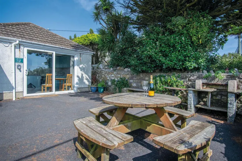 Lundy Lodge – 1 Bedroom Annex – Rhossili - Image 1