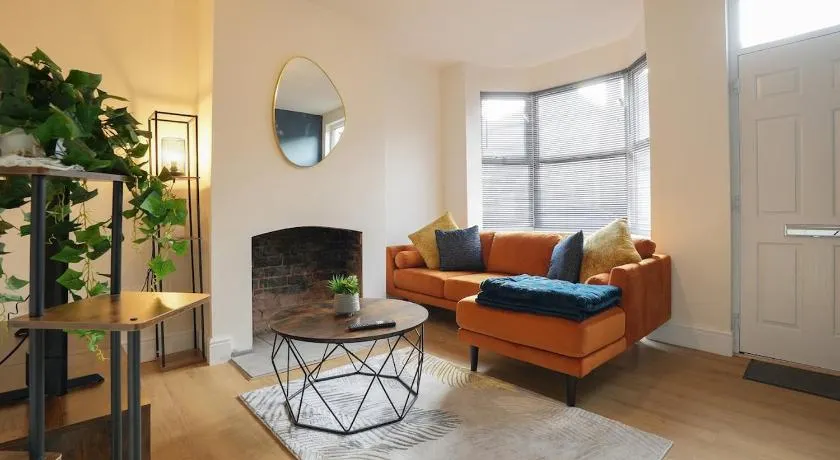 3-Bed Home Perfect for Exploring Nottingham & Derby - Image 1