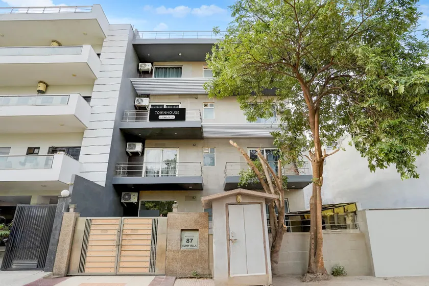 Townhouse Hotel Sec- 54 Golf Course Road - Image 1
