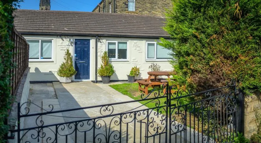 1 Bed House - Sleeps 2 - Parking - Wifi - Image 1