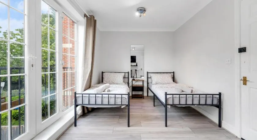 Riverview, studio style room near station R3 - Image 1