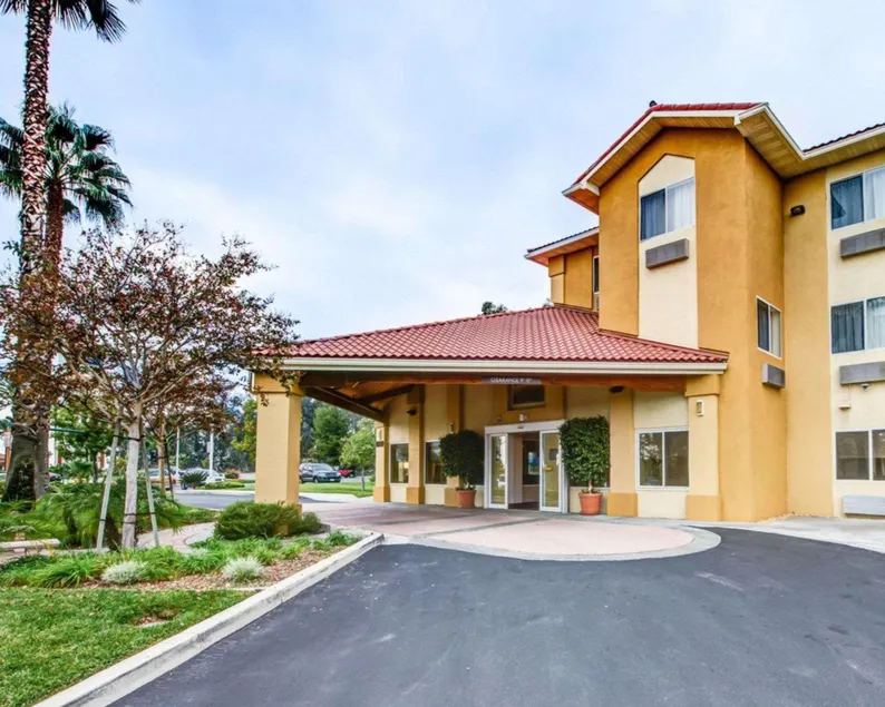 Comfort Inn Fontana - Image 1