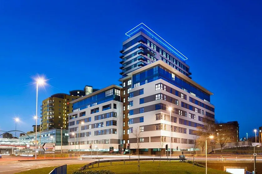 Skyline Plaza - 2 Bed Luxury Apartment - Image 1