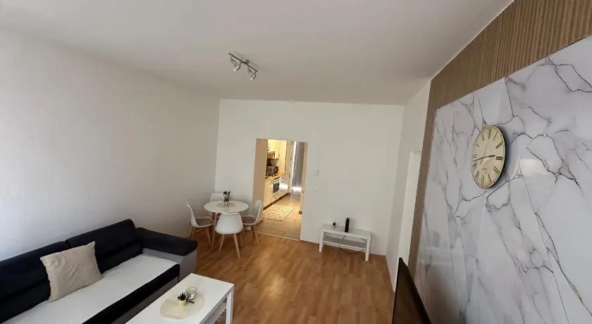 Cozy Ground Floor Apartment Near U6 Easy Access to Center - Image 1