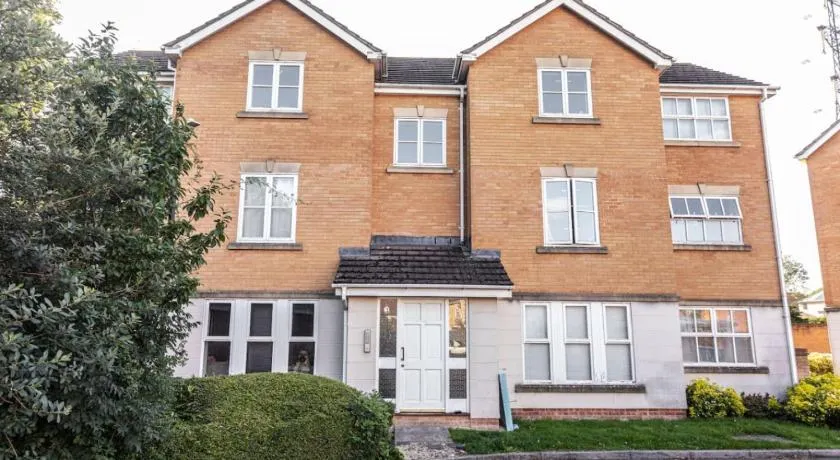 Thorley Apartment in North Swindon, Sleeps 4 in 2 bedrooms, Long Stay Disc, Parking - Image 1