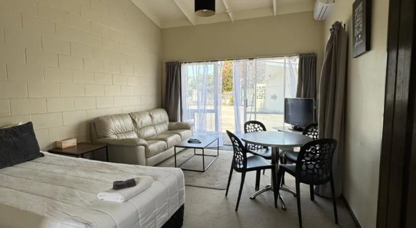 Fountain Court Motel - Image 1