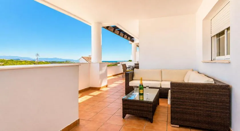 2167-Superb 2 bedrooms in luxury complex with pool - Image 1