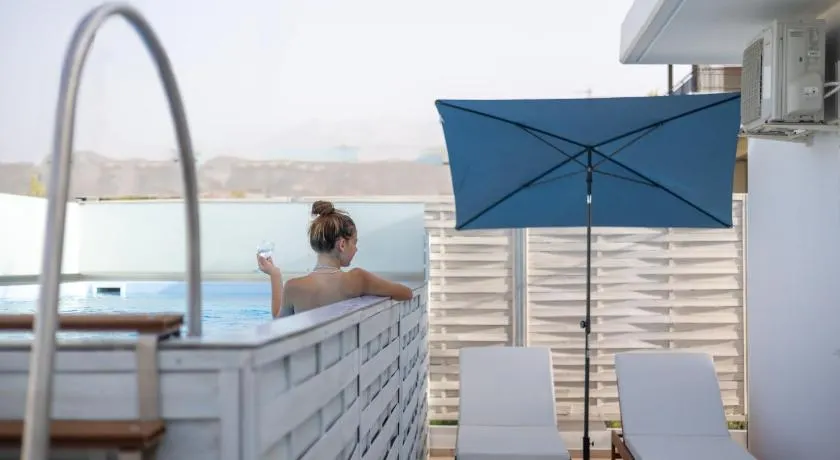 City Apartment with heated rooftop Pool - Image 1