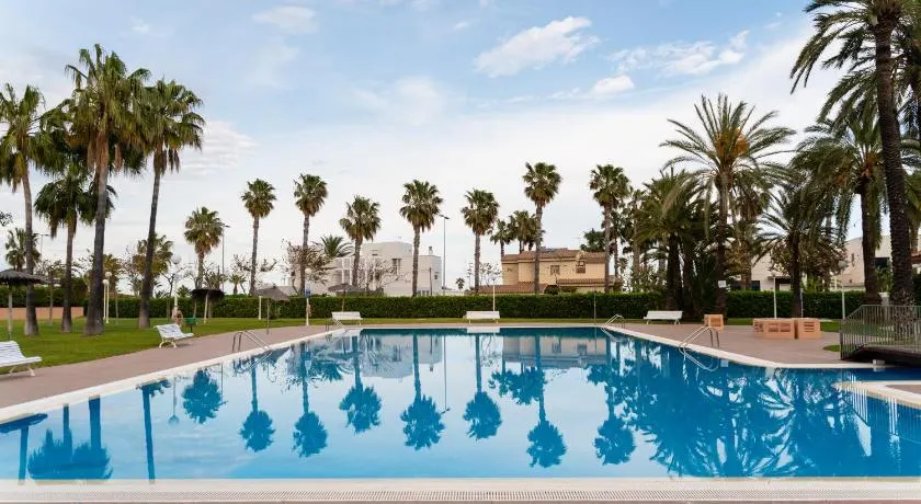 Apartamento con terraza, vistas al jardín y piscina, junto a playa y golf - Image 1