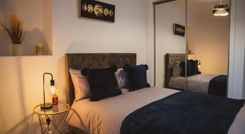 1 bedroom flat with easy parking/public transport - Image 1