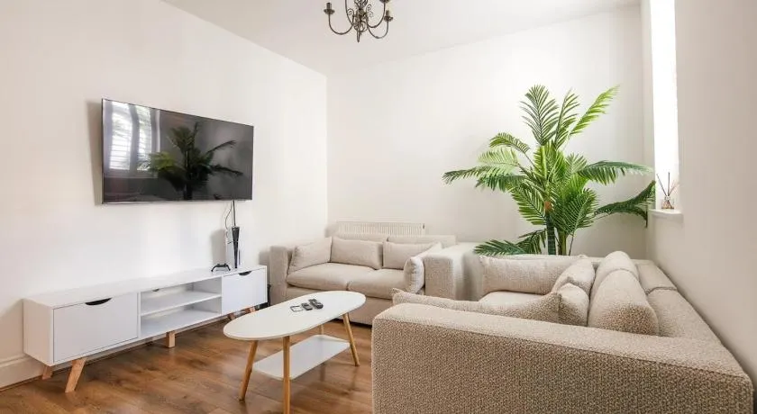 Spacious 3 Bedroom Home with PS5 and Pool Table Near O2 Arena Canary Wharf and Elizabeth Line to Central London - Image 1